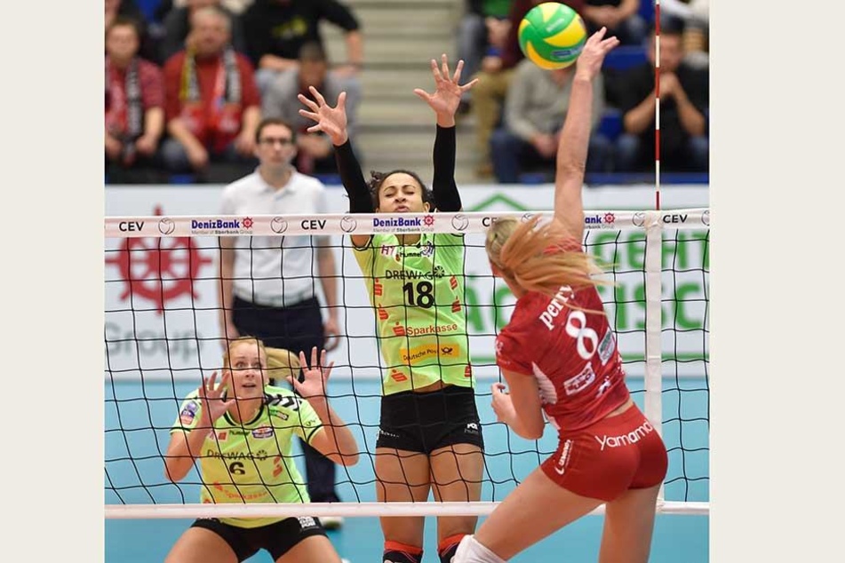 Im Januar 2015 gab's in der Margon Arena eine klare 0:3-Pleite. Die DSC-Asse Jaroslava Pencova (v.l.) und Shanice Marcelle konnte damals die Angriffe von ihrer ehemaligen Mitspielerin Becky Perry nicht wegblocken.