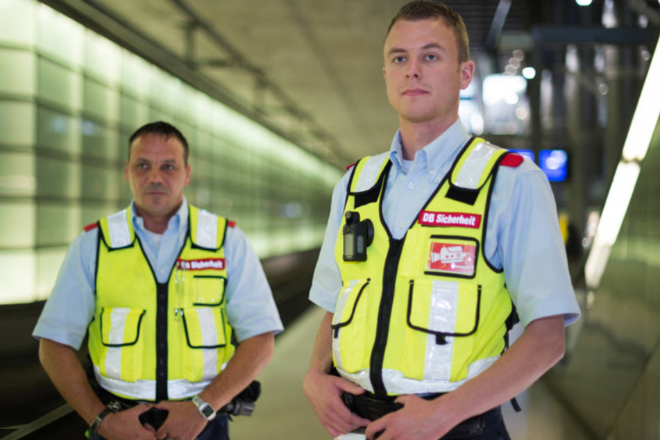 Zwei Sicherheitsdienst-Mitarbeiter der Deutschen Bahn, die mit einer sogennanten BodyCam ausgerüstet sind.