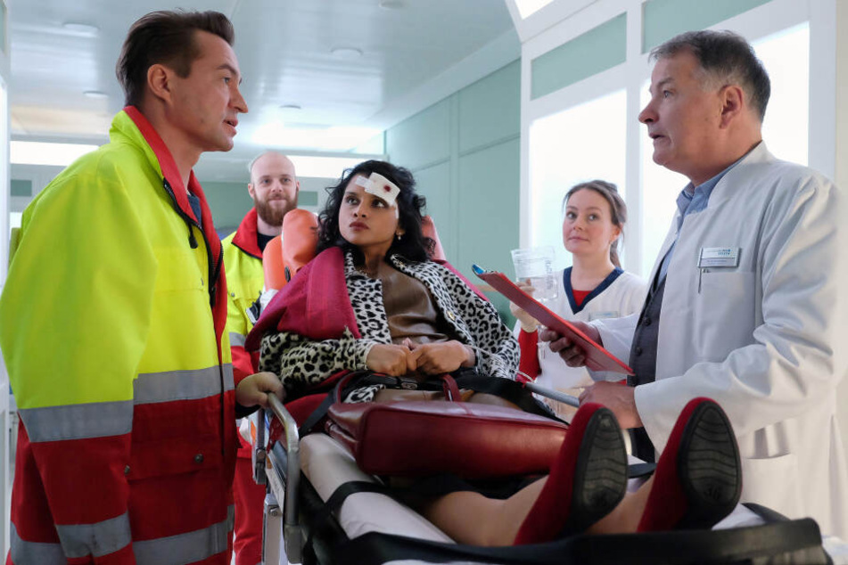 Brachte schon Hunderte Patienten in die fiktive Sachsenklinik: Dr. Daniel Lorenz (l., hier im Gespräch mit Sachsenklinik-Leiter Dr. Roland Heilmann).