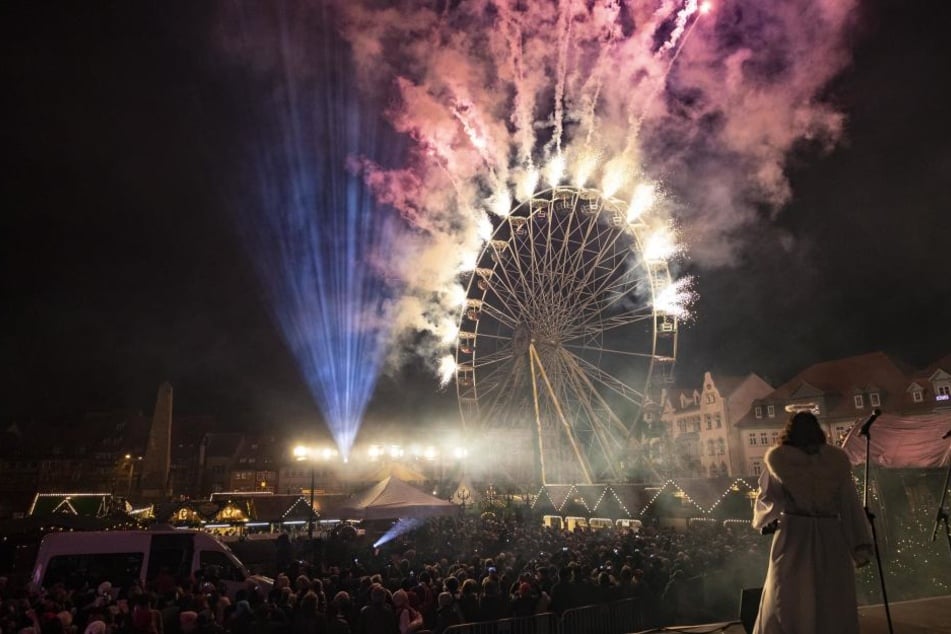 Am Riesenrad wurde ein großes Feuerwerk entzündet.