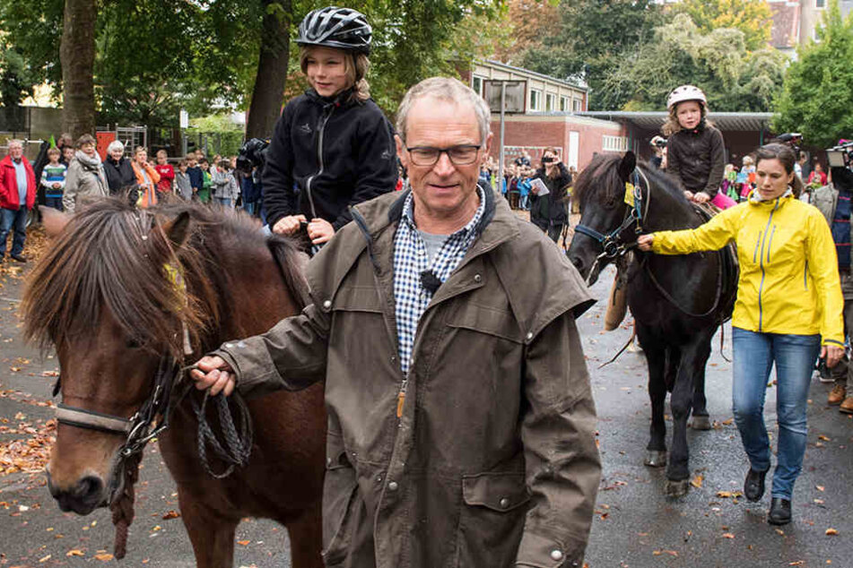 Opa Watzl am Ziel: Der 62-Jährige hat seine Enkel mit dem Pferd aus der Schule abgeholt.