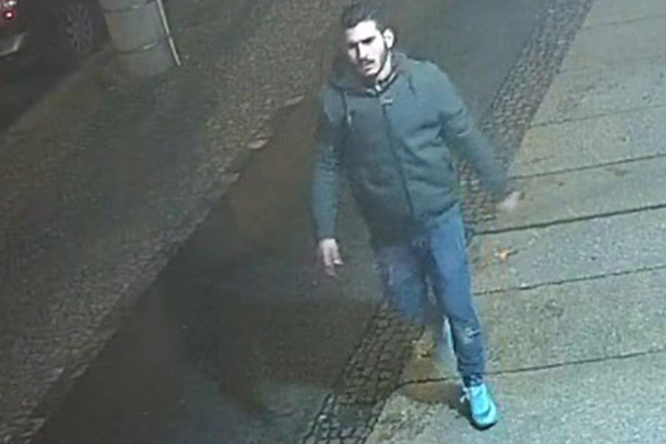 Wer diesen Räuber kennt, sollte sich dringend bei der Polizei melden.