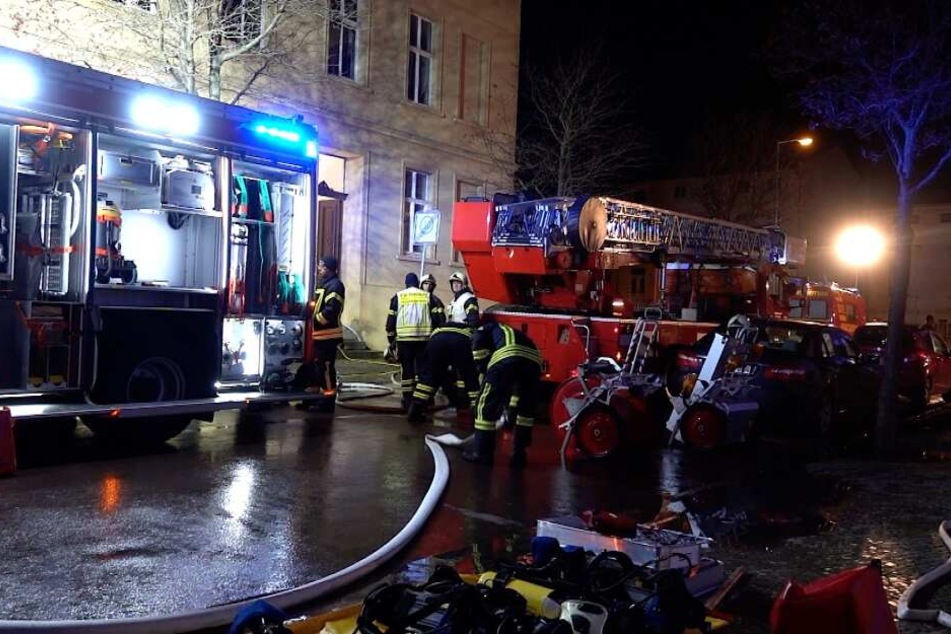 Bei einem Wohnungsbrand in Bernburg ist am Samstagmorgen ein Mann ums Leben gekommen.
