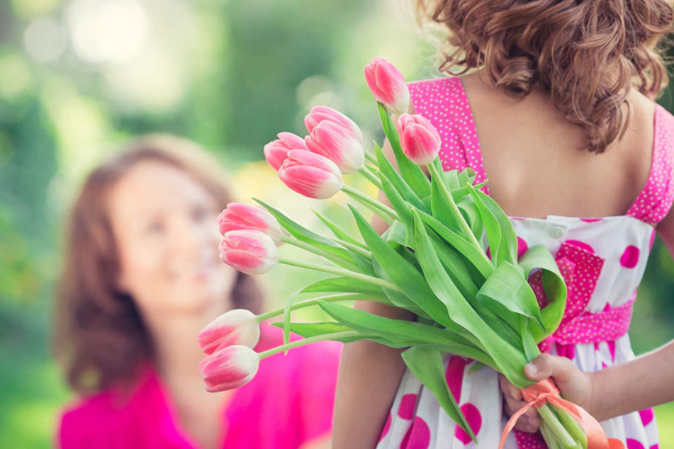 Kinder schenken ihren Müttern auch zum Frauentag Blumen.