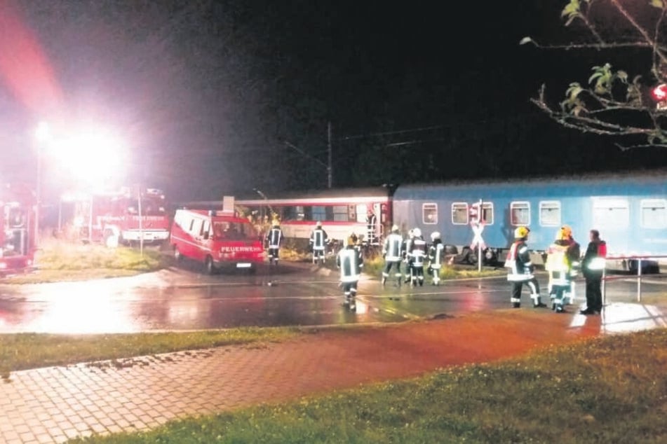 Polizei, Feuerwehr und Notarzt konnten in der Nacht nichts mehr für den
Verunglückten (39) tun.
