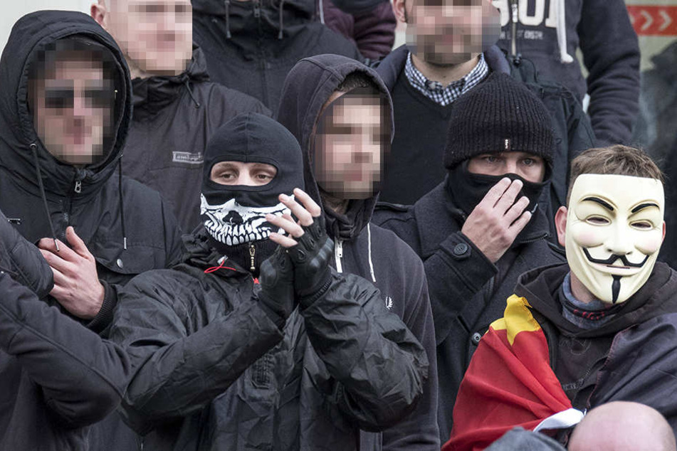 Vermummte Angreifer zerstörten das Fantreffen und nahmen Fanutensilien an sich.