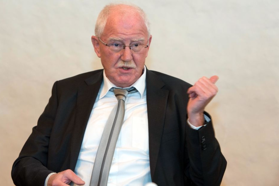 Finanzbürgermeister Bernd Meyer (65, Linke) lässt die Kritik an den Parkgebühren nicht auf sich sitzen, verweist auf Stadtratsbeschlüsse. Er selbst braucht sich keine Knöllchen-Sorgen machen: Meyer hat eine Sonderparkerlaubnis.