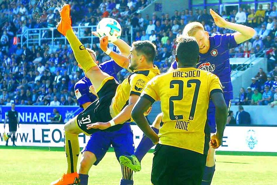 In Aue liefen Pascal Testroet (l.) und Moussa Koné (Nummer 27) erstmals gemeinsam als Doppelspitze auf. Beim Fallrückzieher verfehlte "Paco" leider den Ball knapp.
