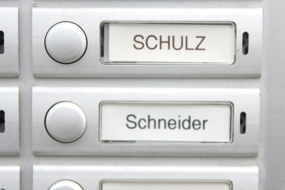Werden Namensschilder bald durch Nummern ersetzt? Datenschützer halten das für übertrieben.