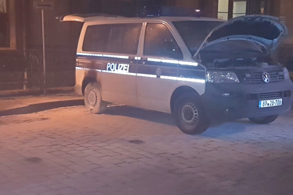 Am rechten Hinterrad hatte ein 34-jähriger Dresdner Feuer am VW-Bus der Bundespolizei gelegt.
