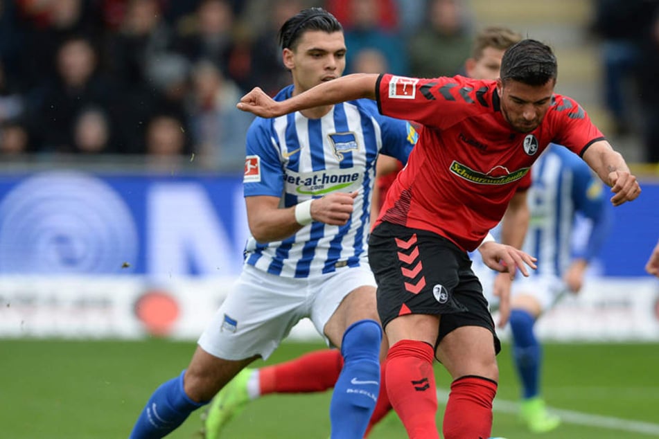 Karim Rekik (l) von Berlin und Marco Terrazzino (r) von Freiburg kämpfen um den Ball.