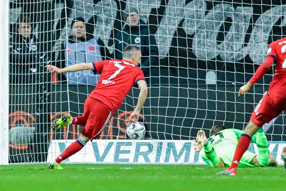 Ribery schiebt zur 1:0-Führung für den FC Bayern ein.