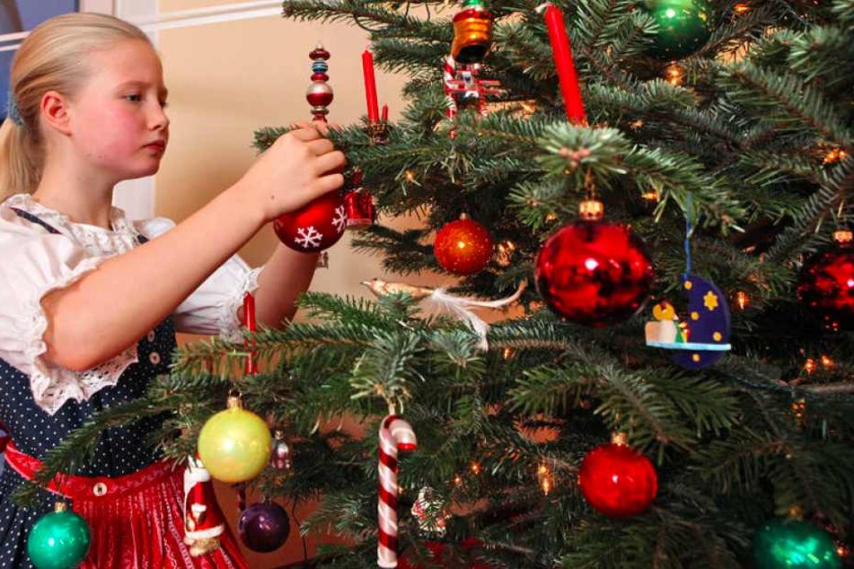 Einen Großen Schutz bieten bei echten Kerzen am Weihnachtsbaum, selbstlöschende Kerzen.