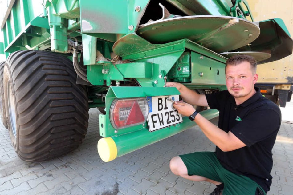 Sebastian Dörmanns Kalkstreuer bekam trotz Maßangaben bei der Zulassungsstelle ein viel zu großes Nummernschild.