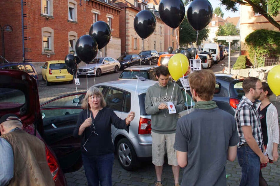 Susanne Jallow (2.v.l.) und Aktivisten am Donnerstagmorgen in Ostheim.