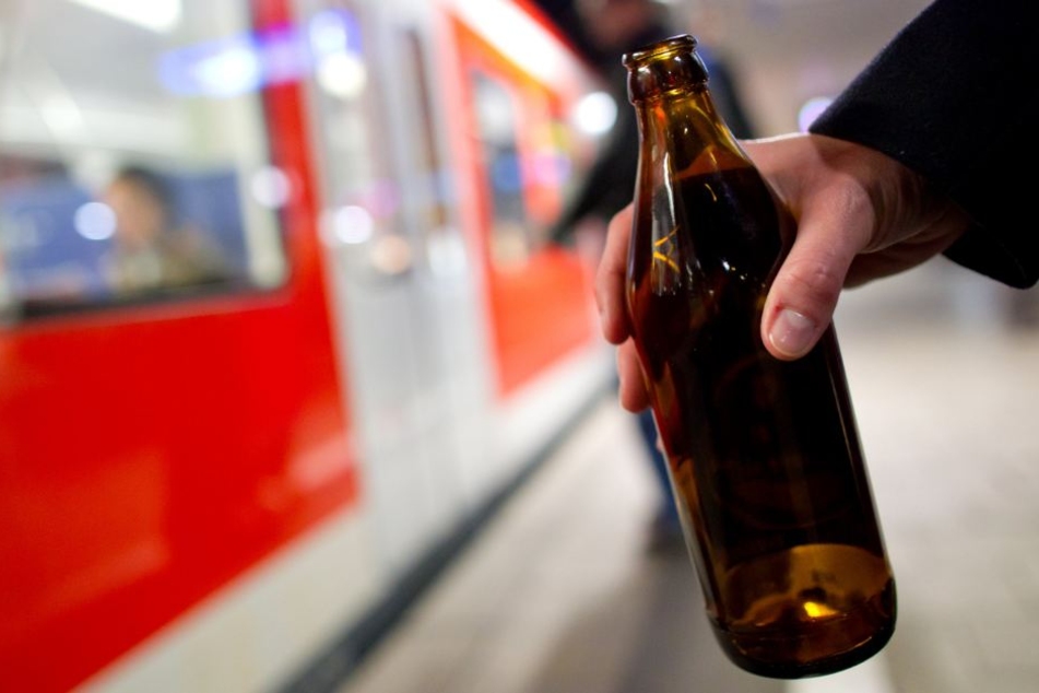 Mit einer Bierflasche wurde der Zugbegleiter beworfen. (Symbolbild)