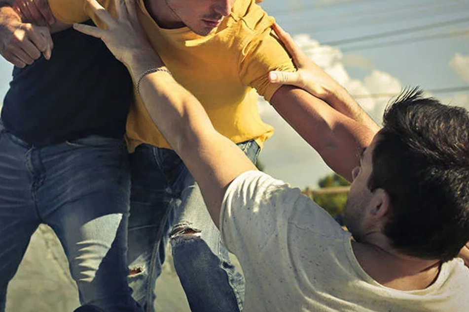 Zwei Gruppen Jugendlicher ging aufeinander los, weil sich ein Mädchen provoziert fühlte. (Symbolbild)