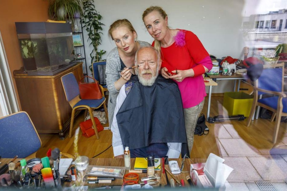 Mit Pinsel und Puderquaste verpassen Visagistin Sinha Düker (25., li.) und Projekt-Initiatorin Evelyna Schubert (45, re.) Rentner Helmut Kutschke einen frischen Teint.
