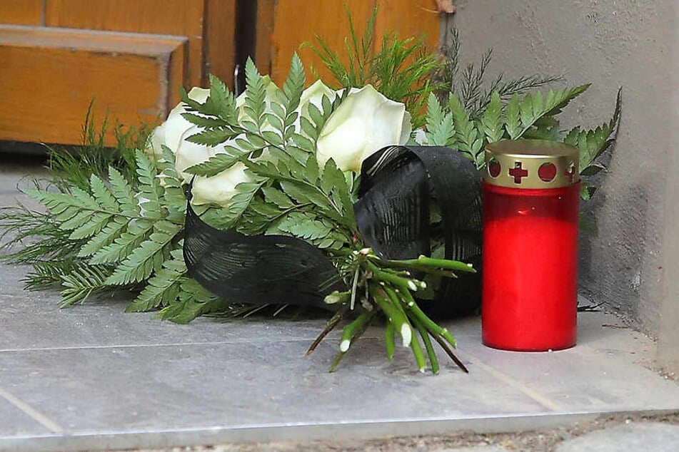 Vor der Haustür wurden Blumen für das Opfer niedergelegt.