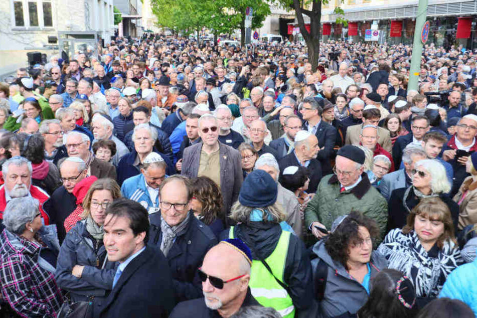 Zahlreiche Menschen beteiligen sich an der Solidaritätskundgebung "Berlin trägt Kippa" der Jüdischen Gemeinde zu Berlin.