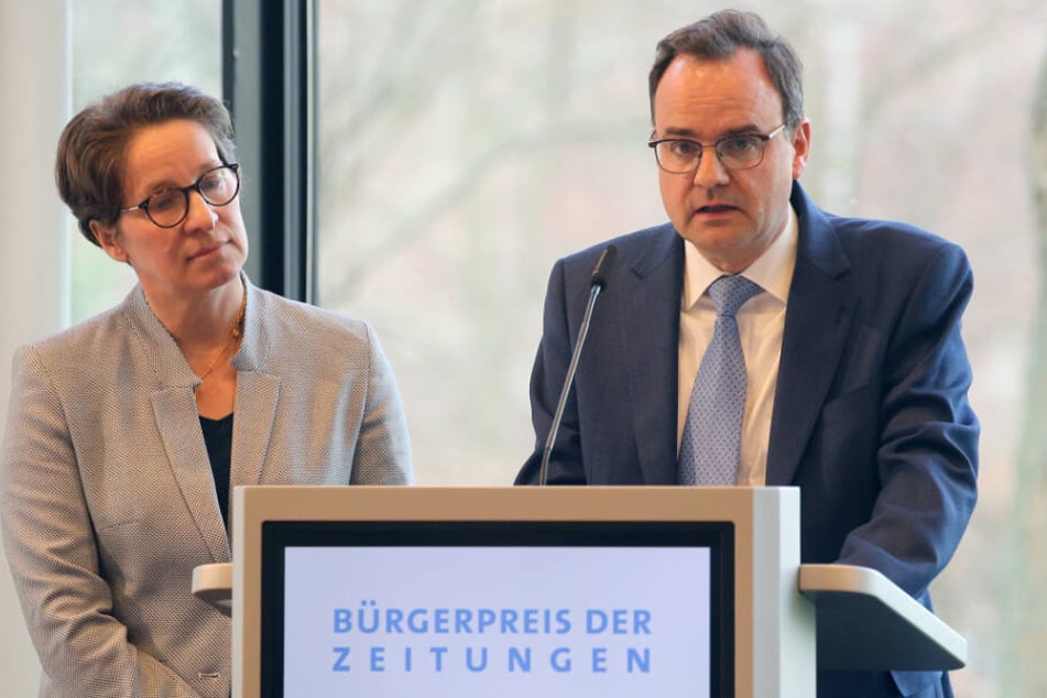 Friederike und Clemens Ladenburger sprechen während der Verleihung.