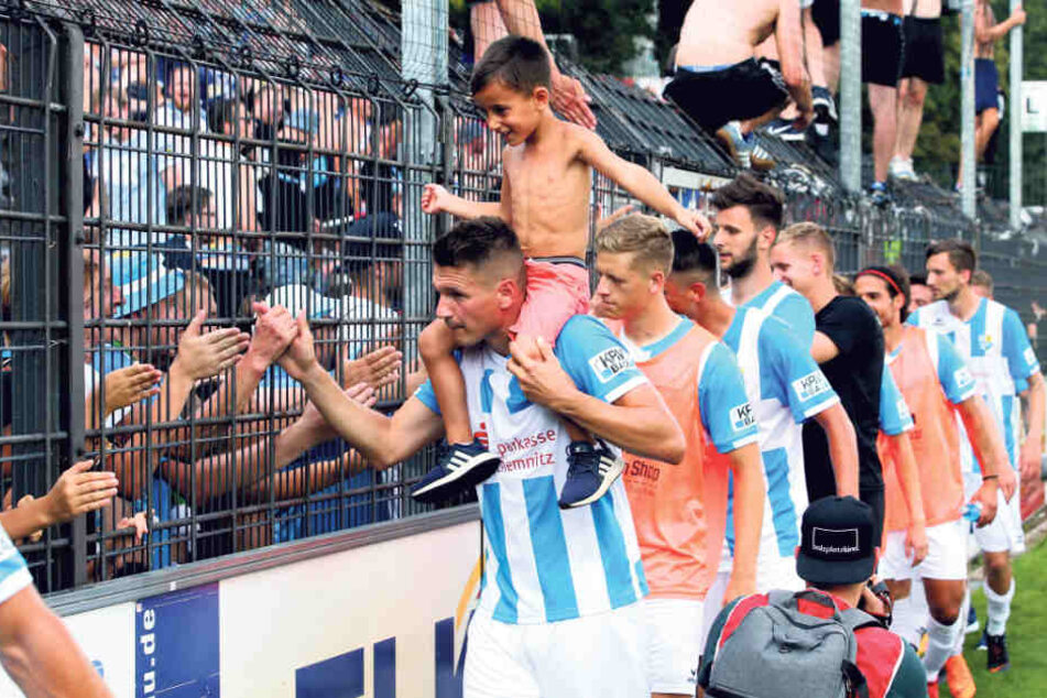 Mit seinem Neffen auf den Schultern klatschte Daniel Frahn mit den Fans ab.