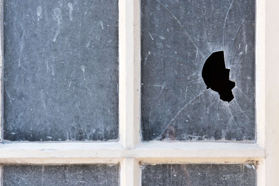 Beim Versuch, die Glasscheibe mit dem Kopf zu zerstören, verletzte sich der junge Mann schwer. (Symbolbild)