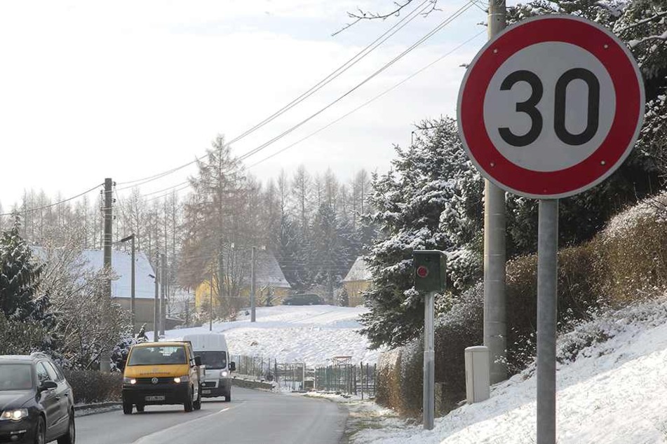 Trotz Blitzer: Auf der S 177 in Wünschendorf hält sich kaum einer an das Tempolimit.