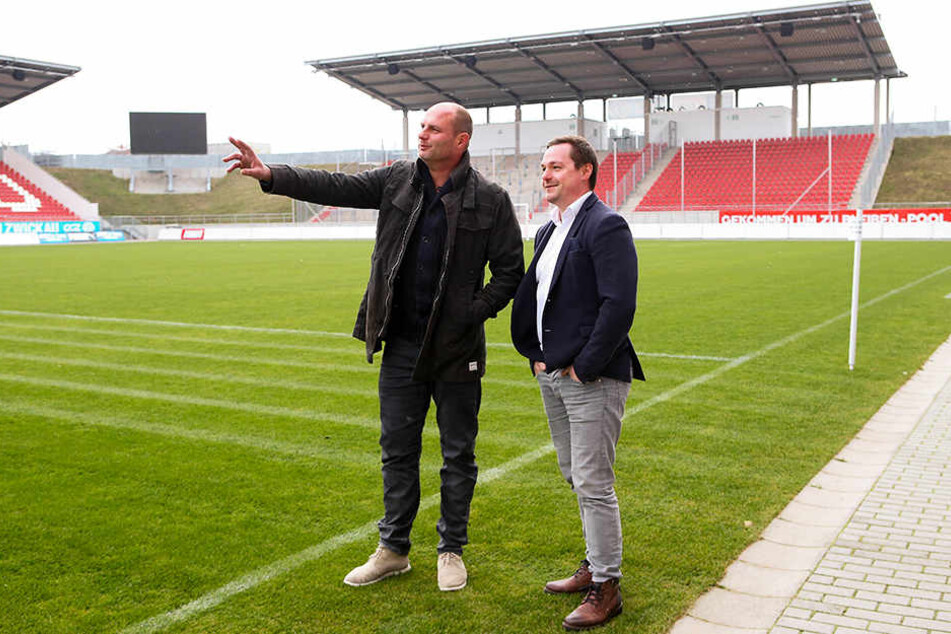 Das Stadion Zwickau als Austragungsort für ein "Eispiraten-Winterspiel"? David Wagner (l.) zeigt Jörg Buschmann, wo die ETC-Fans aus der Heinekurve dann stehen würden.
