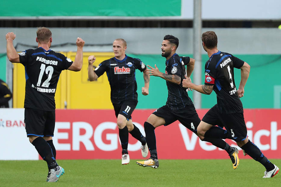 Massih Wassey (2.v.r.) feiert seinen Treffer zum 1:0!