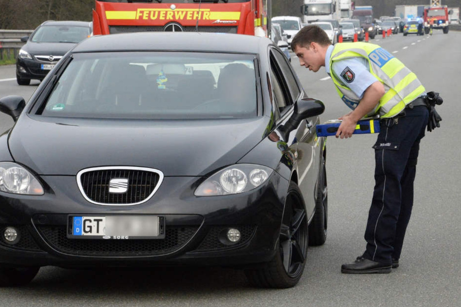 Ein Polizeibeamter hat einen Gaffer aus Gütersloh angehalten.