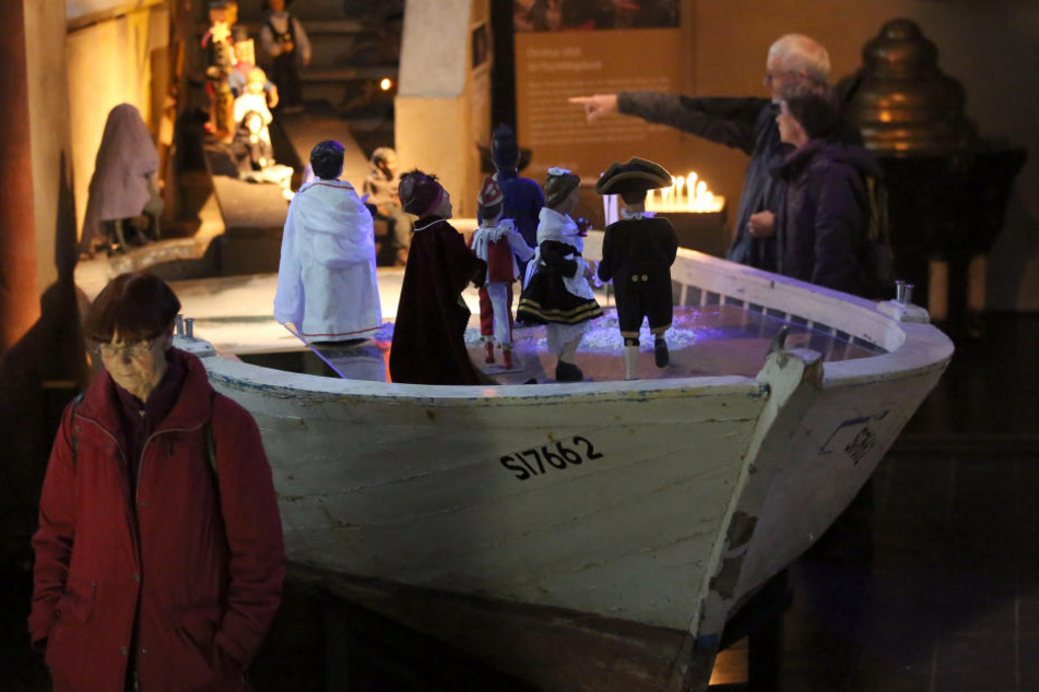 Die hochschwangere Maria in einem Flüchtlingsboot aus dem Mittelmeer - diese ungewöhnliche Krippenszene zeigt jetzt eine Kölner Kirchengemeinde.