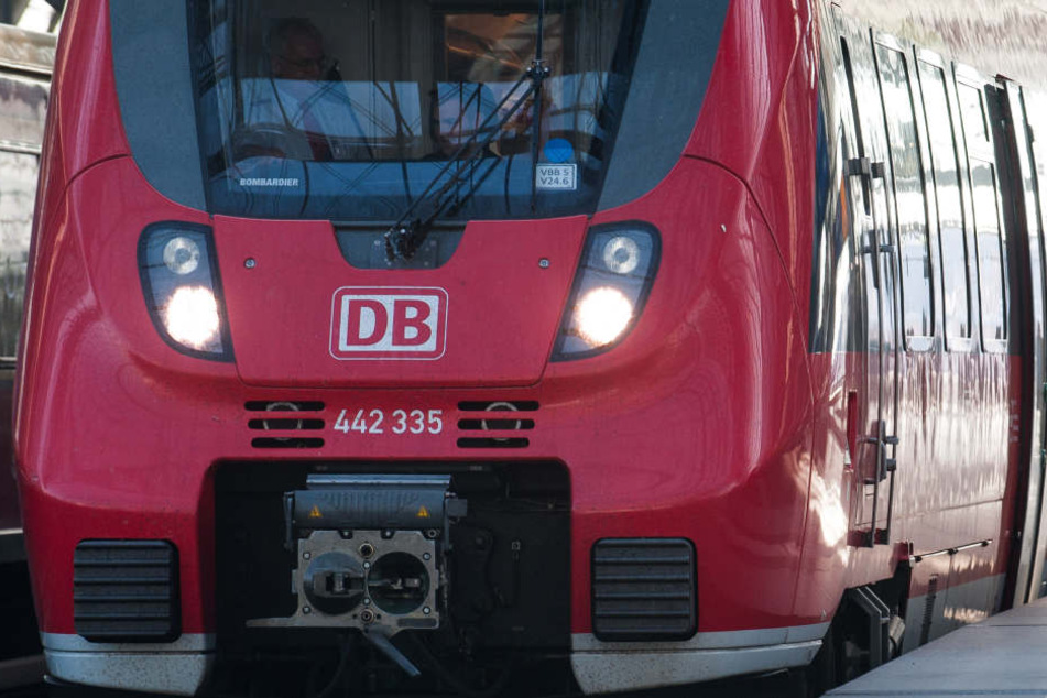 Der Regionalexpress konnte im letzten Moment vor dem Betrunkenen anhalten (Symbolbild).