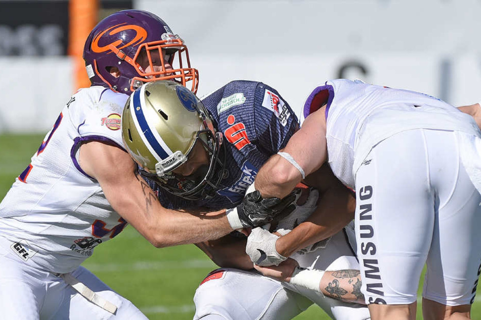 Im Kampf (v. li.): Santeri Inkinen (Frankfurt Universe), Sebastian Sagne (Dresden Monarchs), Quade
Chappuis (Frankfurt Universe).