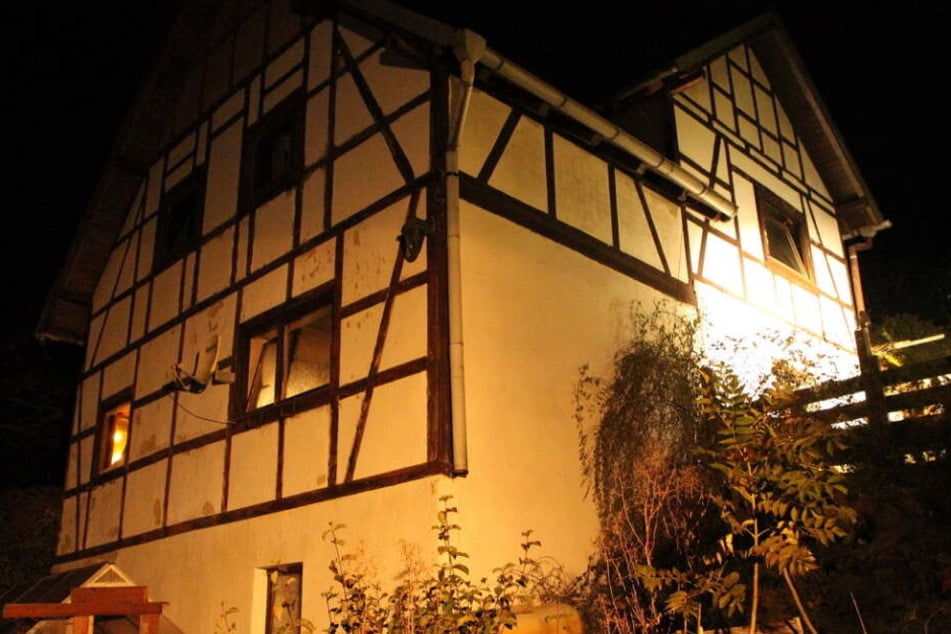 In dem Fachwerkhaus brach ein Feuer aus.