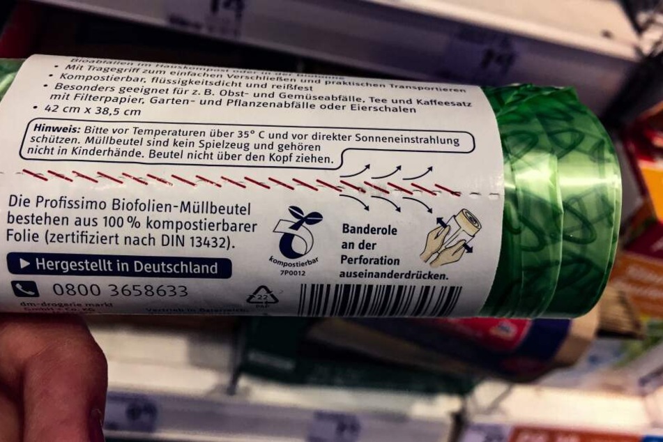 Bio-Plastiktüten dürfen theoretisch nur dann mit in die Bio-Tonne, wenn sie bestimmten EN-Normen entsprechen.