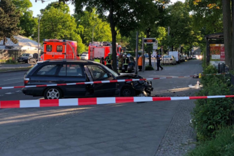 Das Unfallfahrzeug steht noch an der Unglücksstelle.