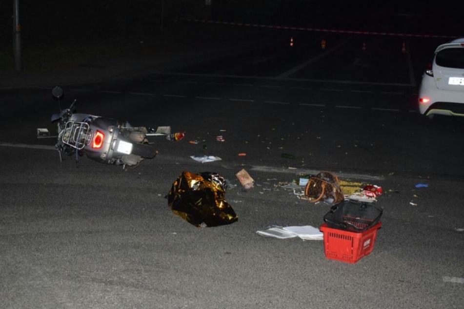 Zahlreiche Gegenstände liegen auf der Fahrbahn.
