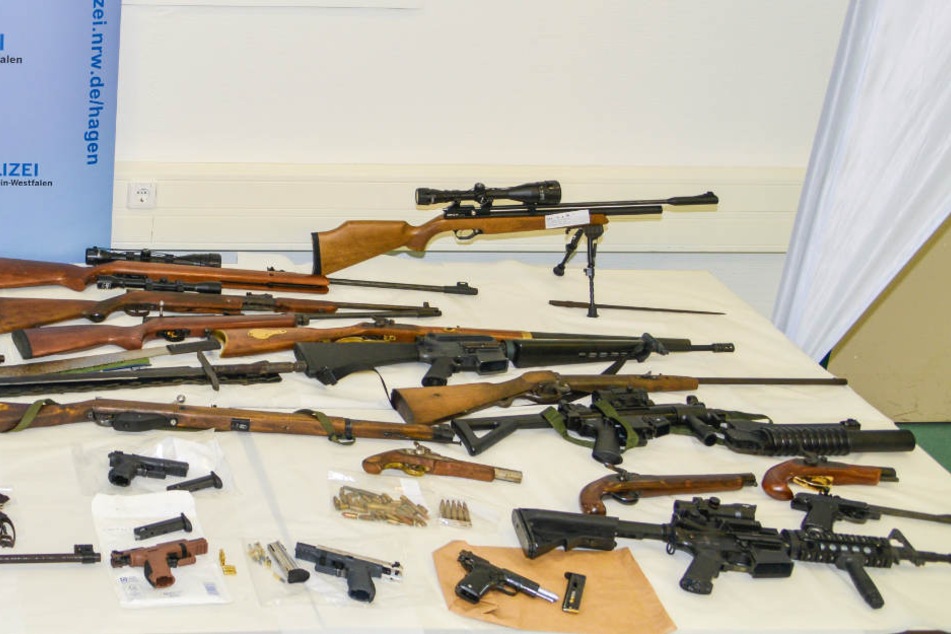 Ein Teil der beschlagnahmten Waffen der Rocker.