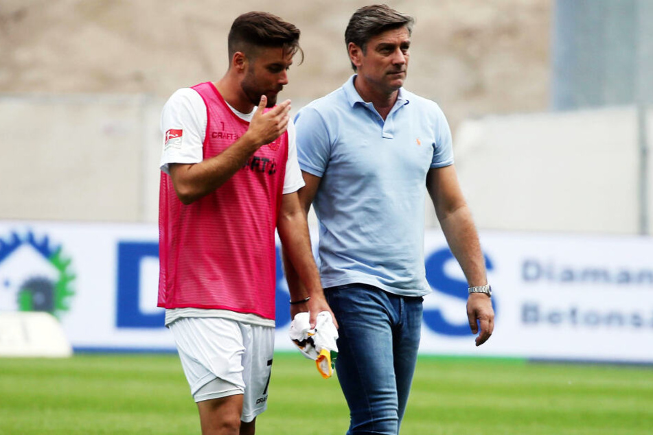 3. August 2019, Dynamo in Karlsruhe: Kapitän Niklas Kreuzer (r.) wird nicht aufgestellt und sucht danach das Gespräch mit seinem Vater Oliver, der Sportdirektor beim KSC ist.