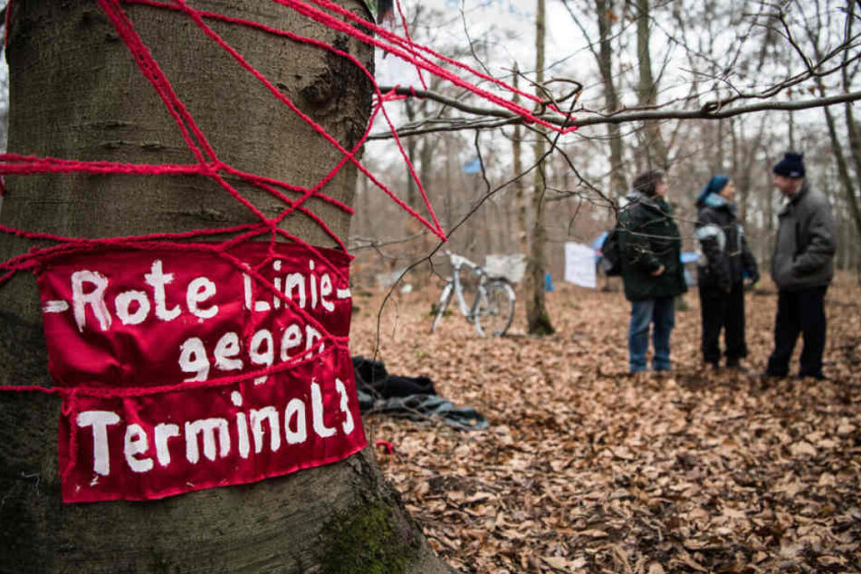 Unter dem Motto "Wald statt Asphalt" stemmen sich die Naturschützer gegen den Flughafenausbau.