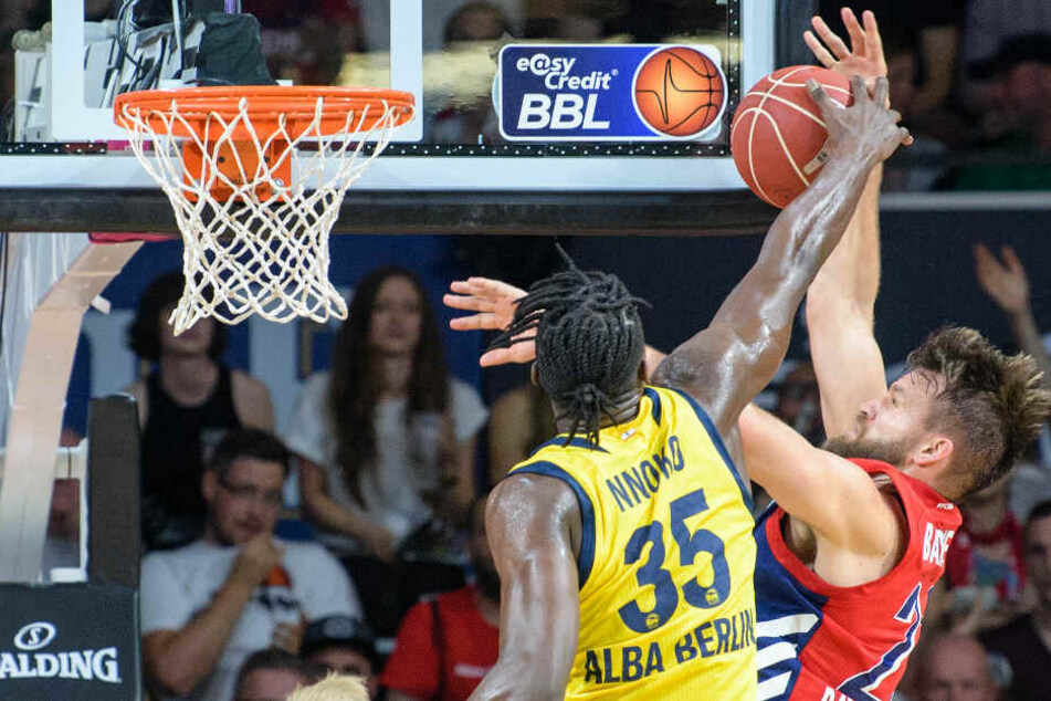 Landry Nnoko von Alba Berlin will Münchens Danilo Barthel blocken.