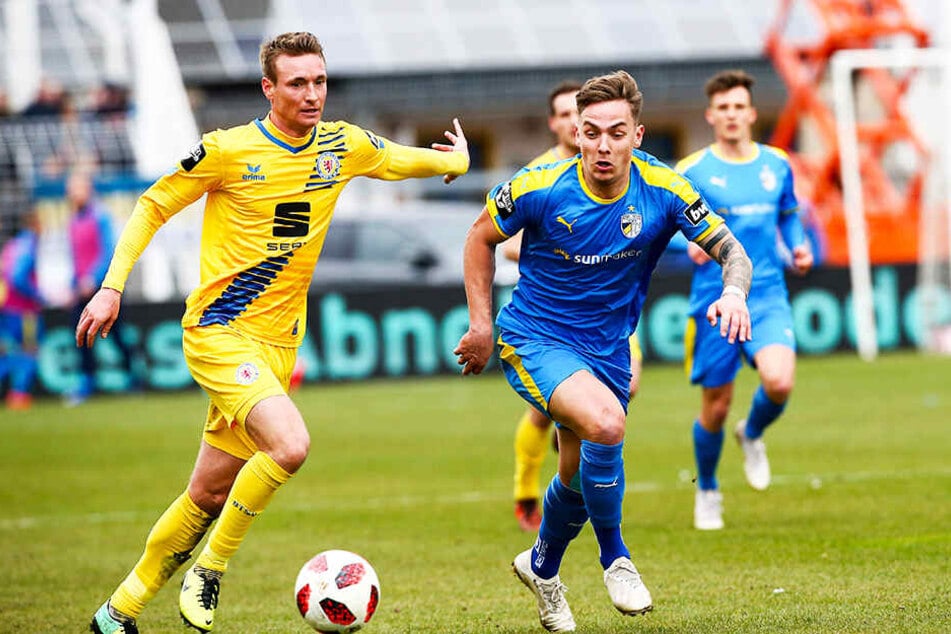 Der gebürtige Braunschweiger Philipp Tietz (r.) im Duell mit Eintracht-Abwehrspieler Christoph Menz (l.).