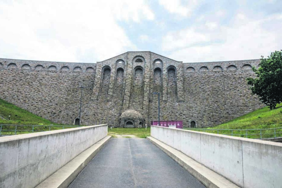 Die Bruchsteinmauer der Talsperre Klingenberg hat an der Krone eine Länge von 310 Metern und ist fast 40 Meter hoch.