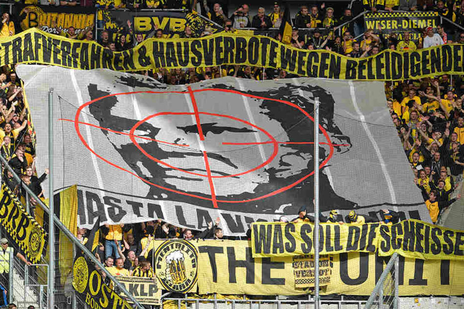 Dieses unwürdige BVB-Fan-Plakat ist der Stein des Anstoßes.