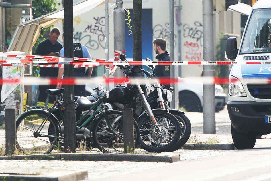 Erst im Juni 2016 war ein 27-jähriger auf der Eisenbahnstraße erschossen worden. Polizisten ermitteln in den abgesperrten Gebiet.