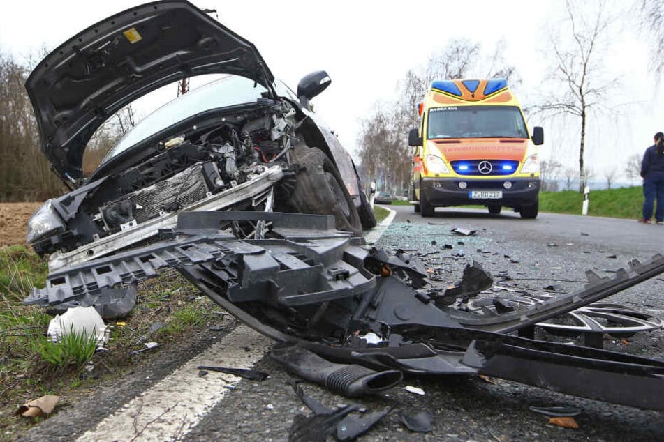 Der Renault wurde bei dem Unfall vollkommen demoliert.