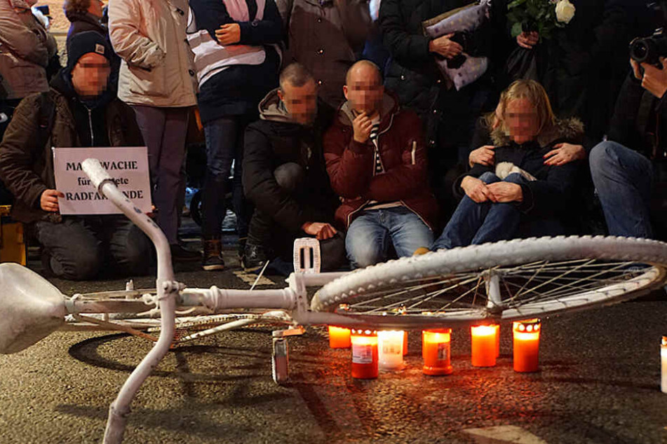 Tiefe Betroffenheit bei Angehörigen und Freunden der tödlich verletzten Radfahrerin (†52) in Berlin-Schöneberg.