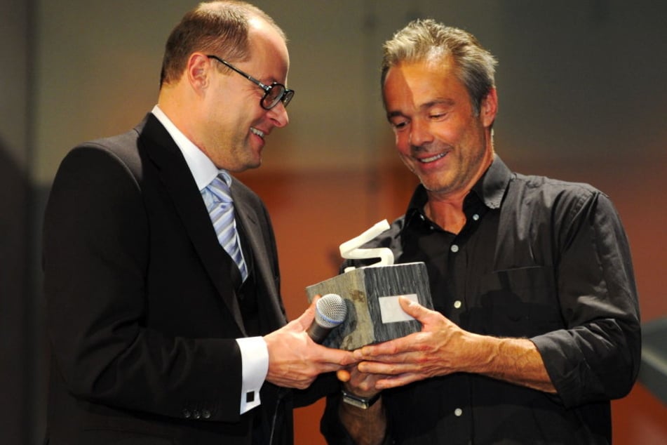 Mehrfach ausgezeichnet: Hannes Jaenicke (re.) wurde unter anderem 2011 mit dem Querdenker-Ehrenpreis für sein Engagement im Natur- und Umweltschutz geehrt.