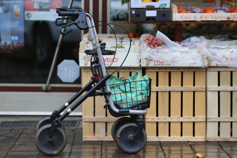 Ein Rollator steht vor einem Lebensmittelgeschäft: Im Allgäu steht eine 85-Jährige erneut wegen Diebstahl vor Gericht. (Symbolbild)